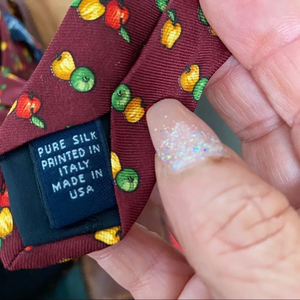 Brooks Brothers Makers apple print 109%  silk tie